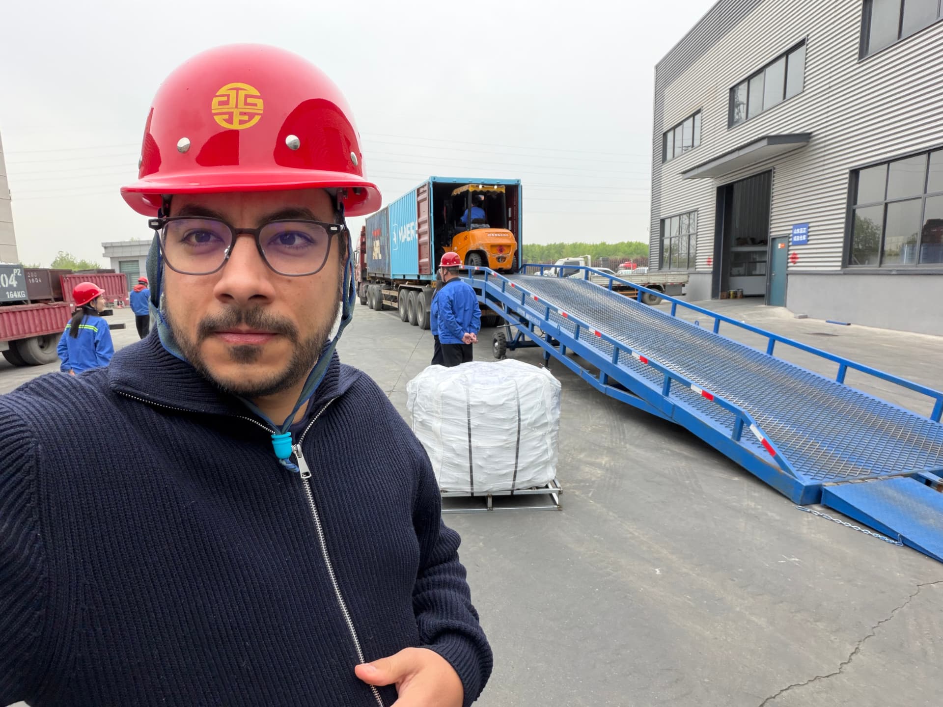 Equipe em campo acompanhando operações e processos produtivos