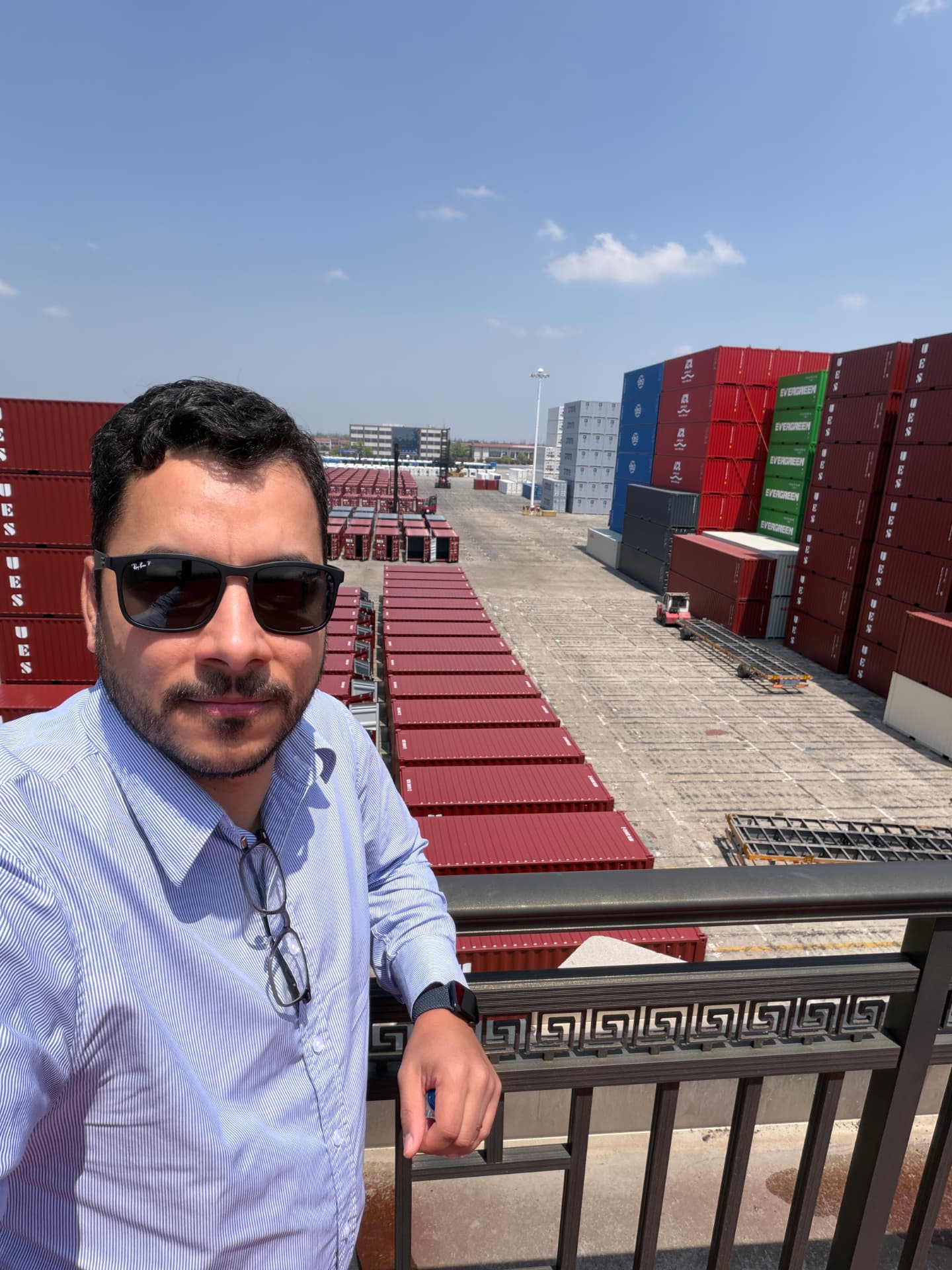 Yuri Ribeiro em pátio de contêineres na China representando segurança na expansão comercial