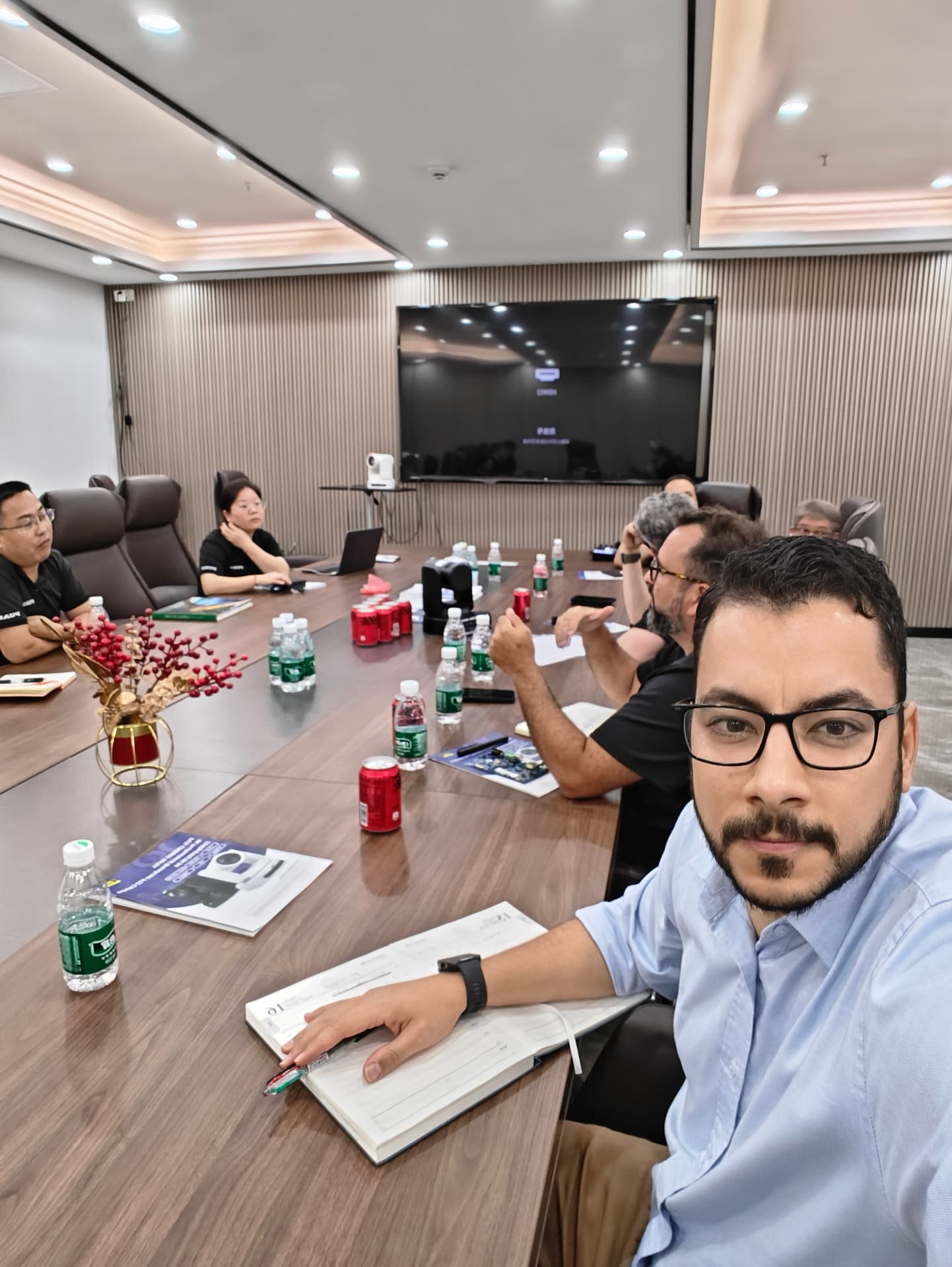 Reunião de negociação com fornecedores em sala de reuniões na China