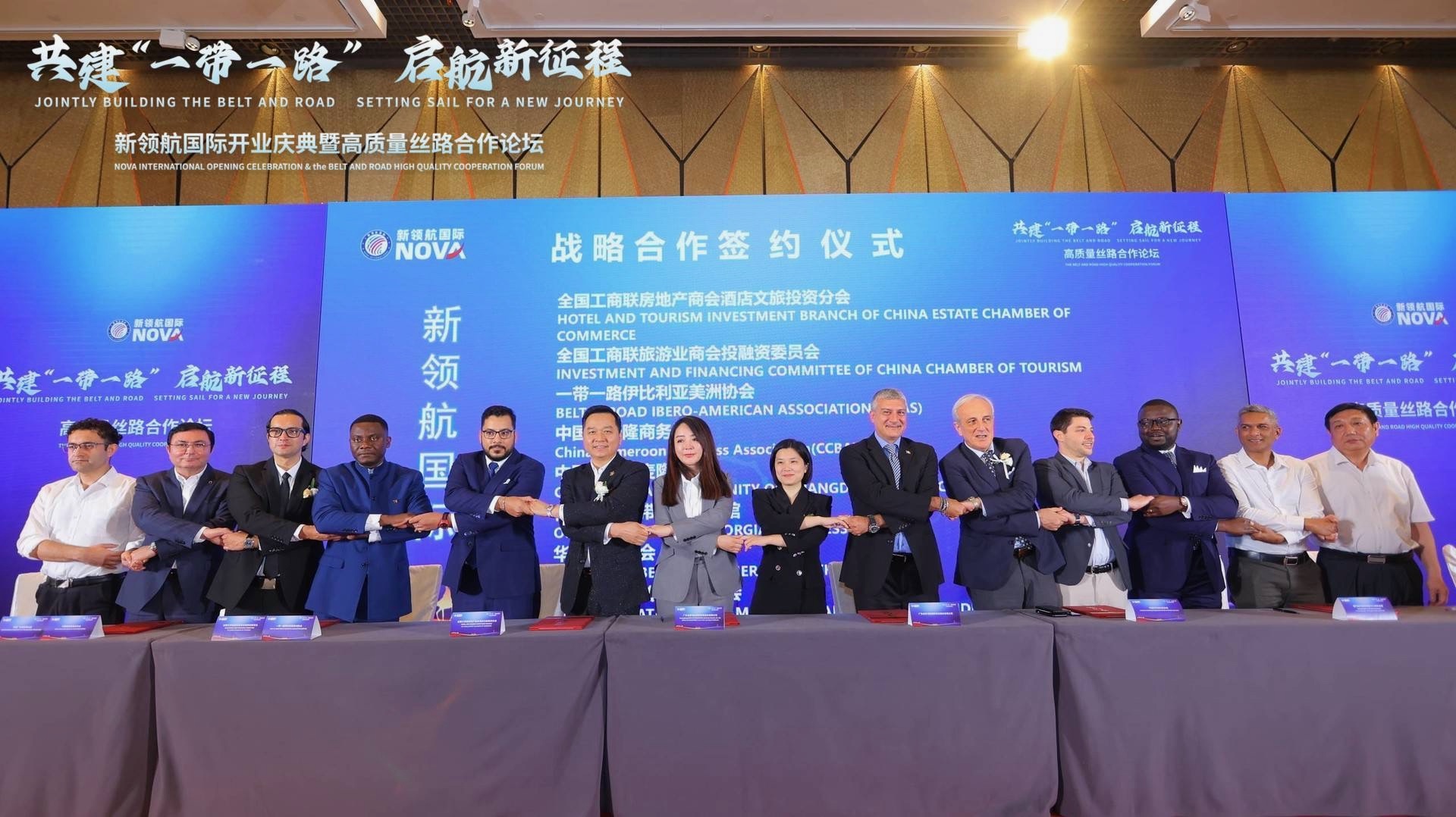 Reunião e negociação presencial em ambiente corporativo na China