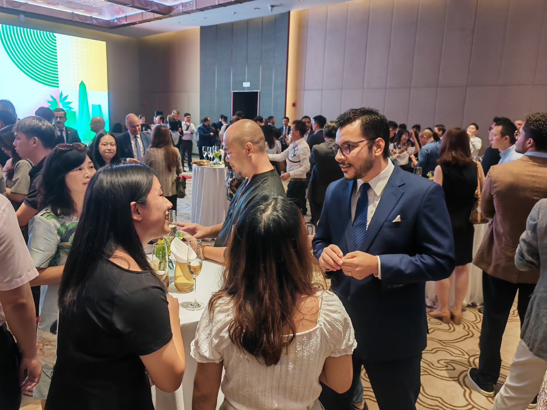 Networking em evento institucional com empresários e executivos na China